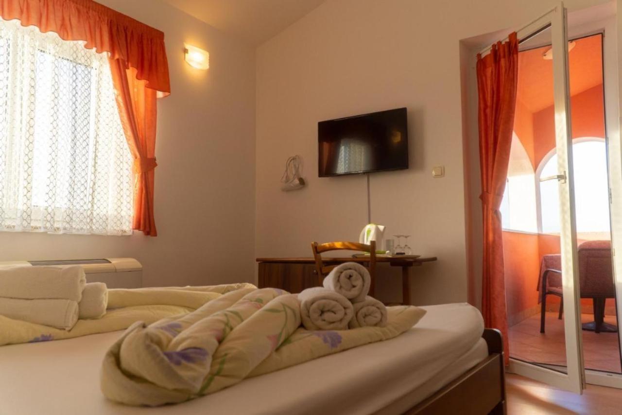 Apartments And Rooms Villa Chiara Krnica Exterior photo